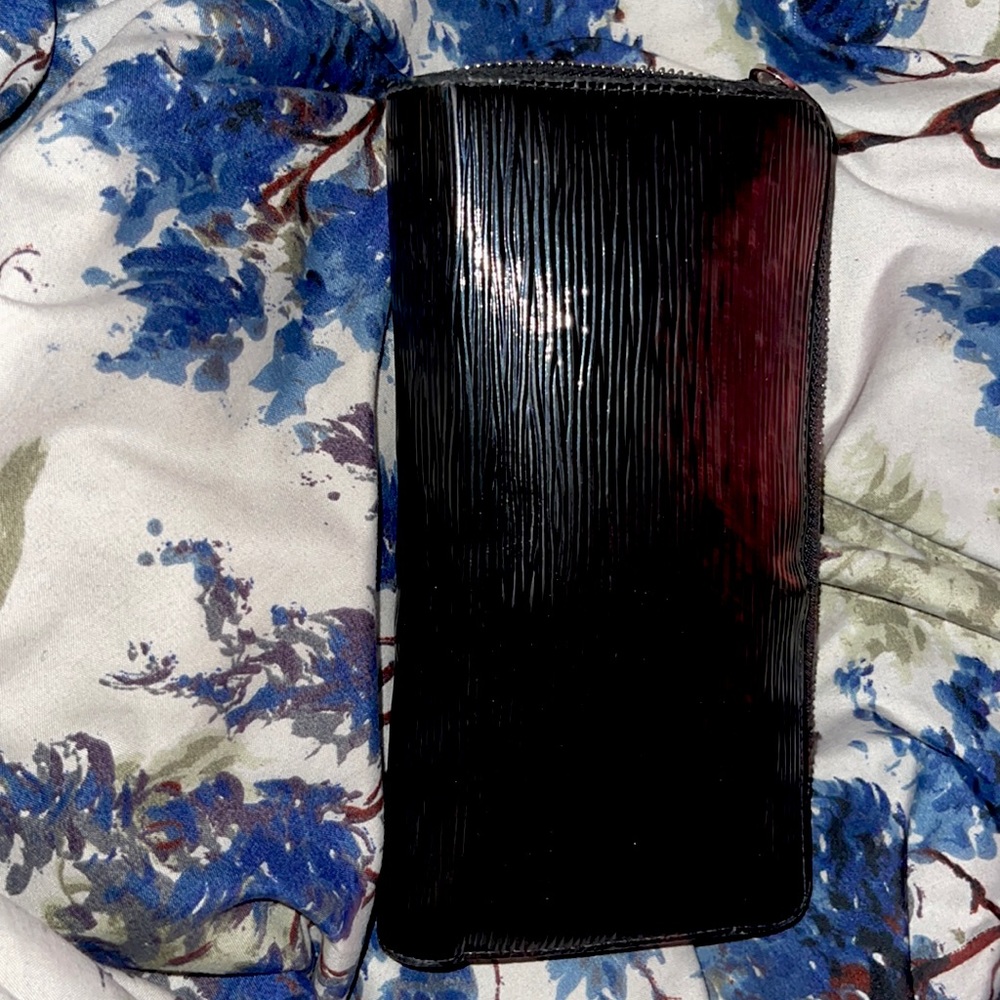 Louis Vuitton zippy wallet